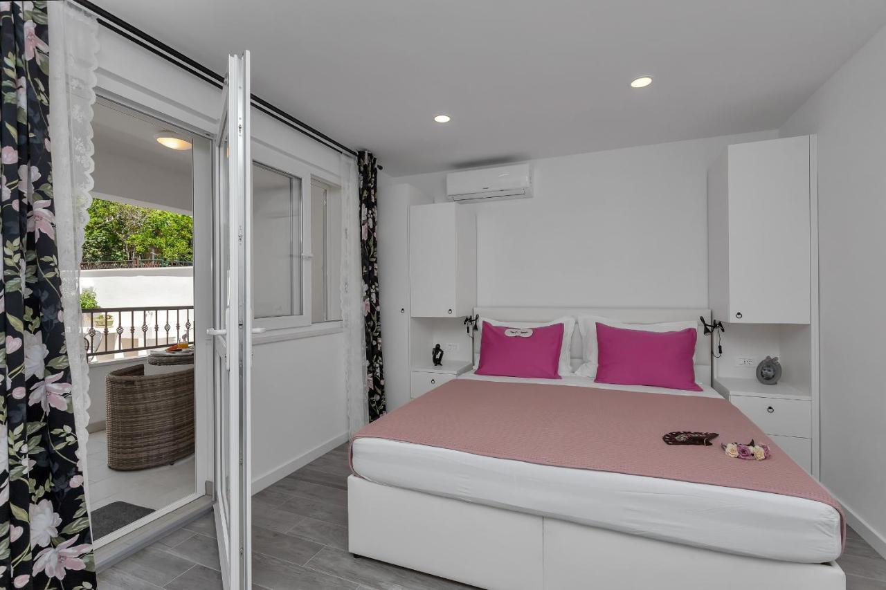 Luxurious Jube Makarska